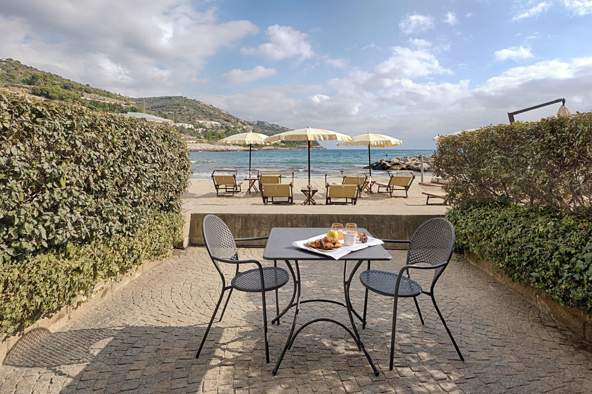 Hotel Riviera Dei Fiori San Lorenzo al Mare Exterior photo