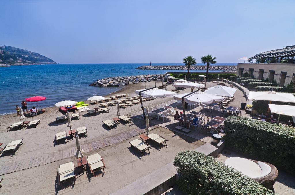Hotel Riviera Dei Fiori San Lorenzo al Mare Exterior photo